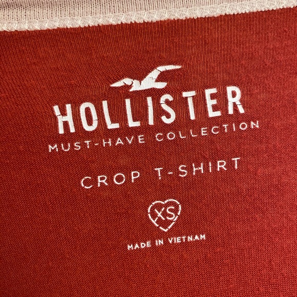 Hollister Must Have Crop T-Shirt - Picture 3 of 3
